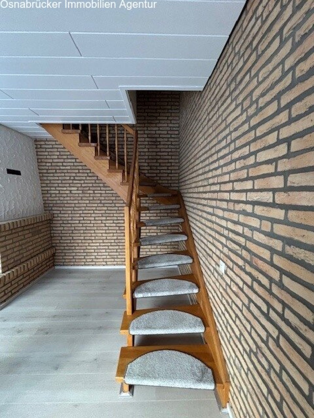 Treppe innerhalb der Wohnung vom EG zum 1.OG Treppe innerhalb der Wohnung vom EG zum 1.OG